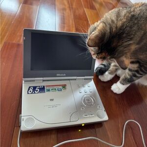 Mintek Portable DVD Player with Carrying Bag and Manual